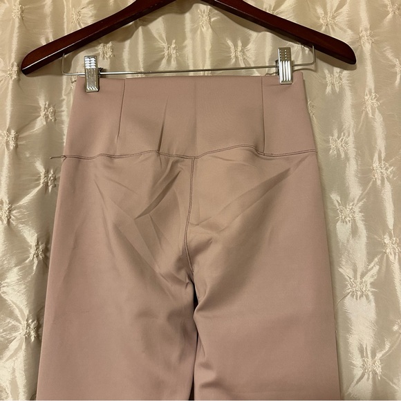 Vuori Evolve Legging Uplift Legging Dusk Pink 7/8 Length High Rise - Picture 9 of 16